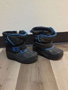 ✨️FREE ✨️Kids Black and Blue Winter Snow Boots